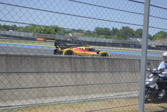 Ferrari AFCorse #83 depuis la fan zone karting