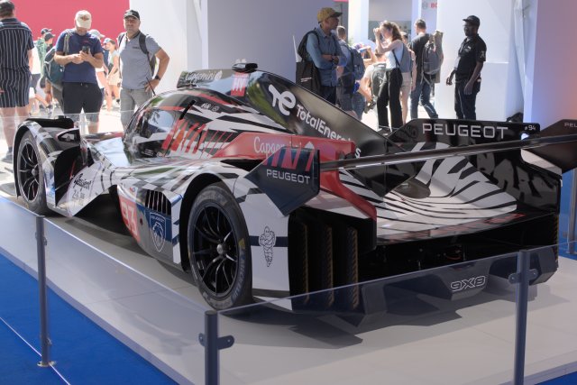 Peugeot #93 sur le stand Michelin
